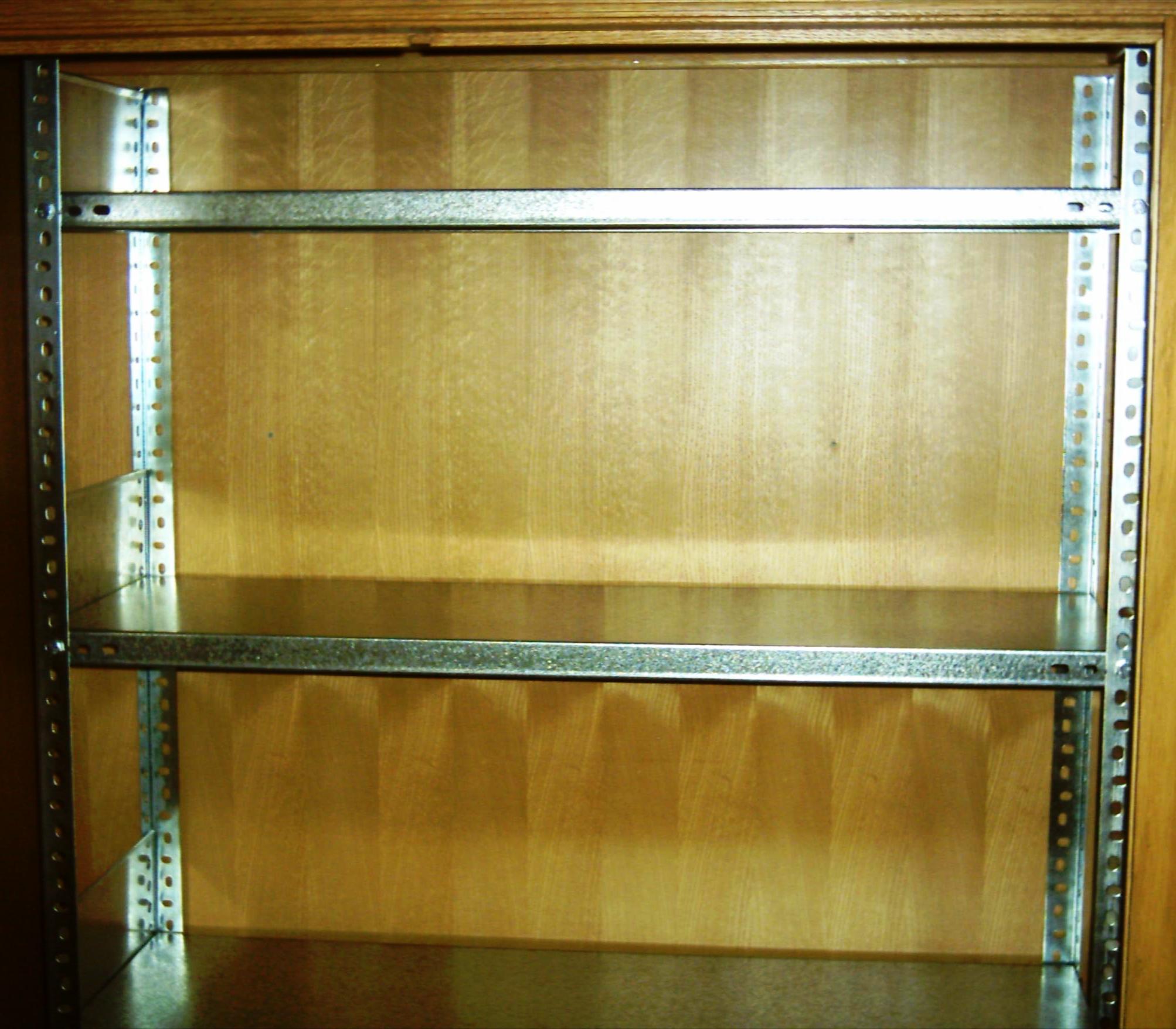 estanteria metalica dentro de armario